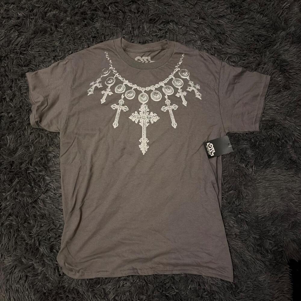 On the Low Gray Cross Necklace Tee Size M